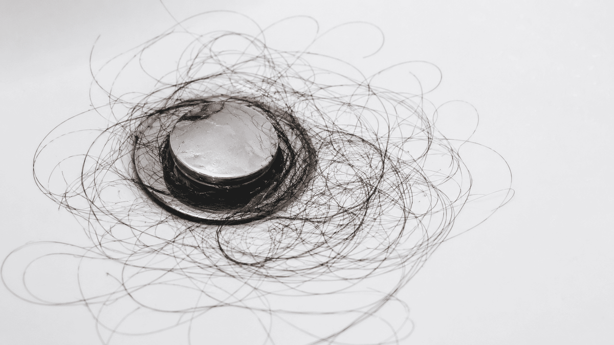 Wie viel Haarausfall ist normal? Was die 100-Haare-Regel wirklich aussagt